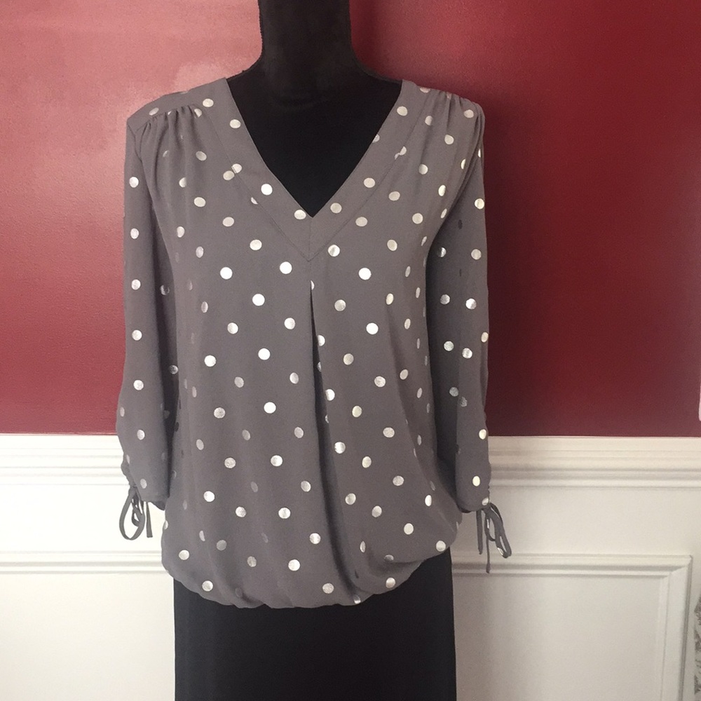 3/$18 🎉 Gray and silver polka dot blouse